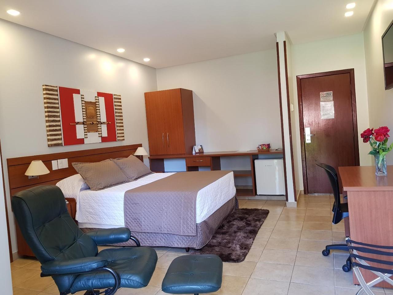 Hotel Das Palmeiras Paracatu Exterior photo
